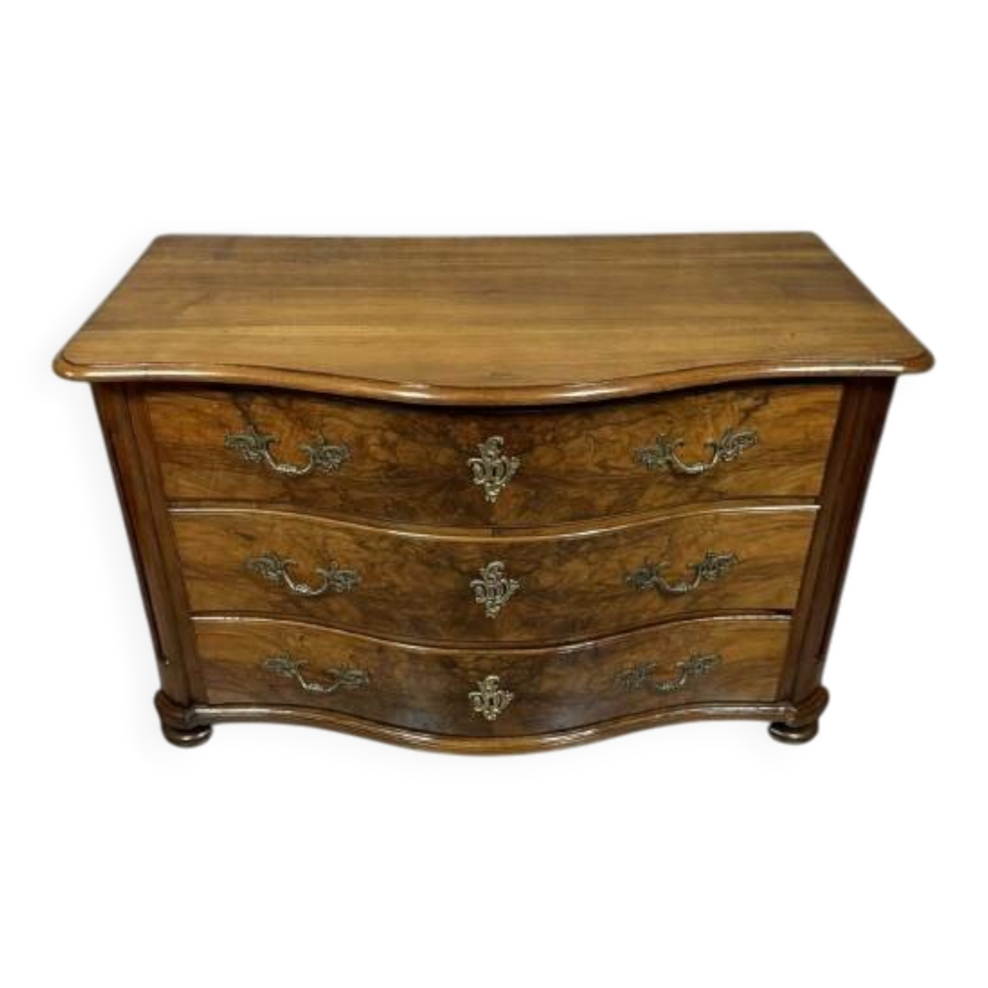 Commode galbée époque Louis XIV - Louis XV en ronce de noyer et bronzes dor
