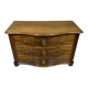 Commode galbée époque Louis XIV - Louis XV en ronce de noyer et bronzes dor