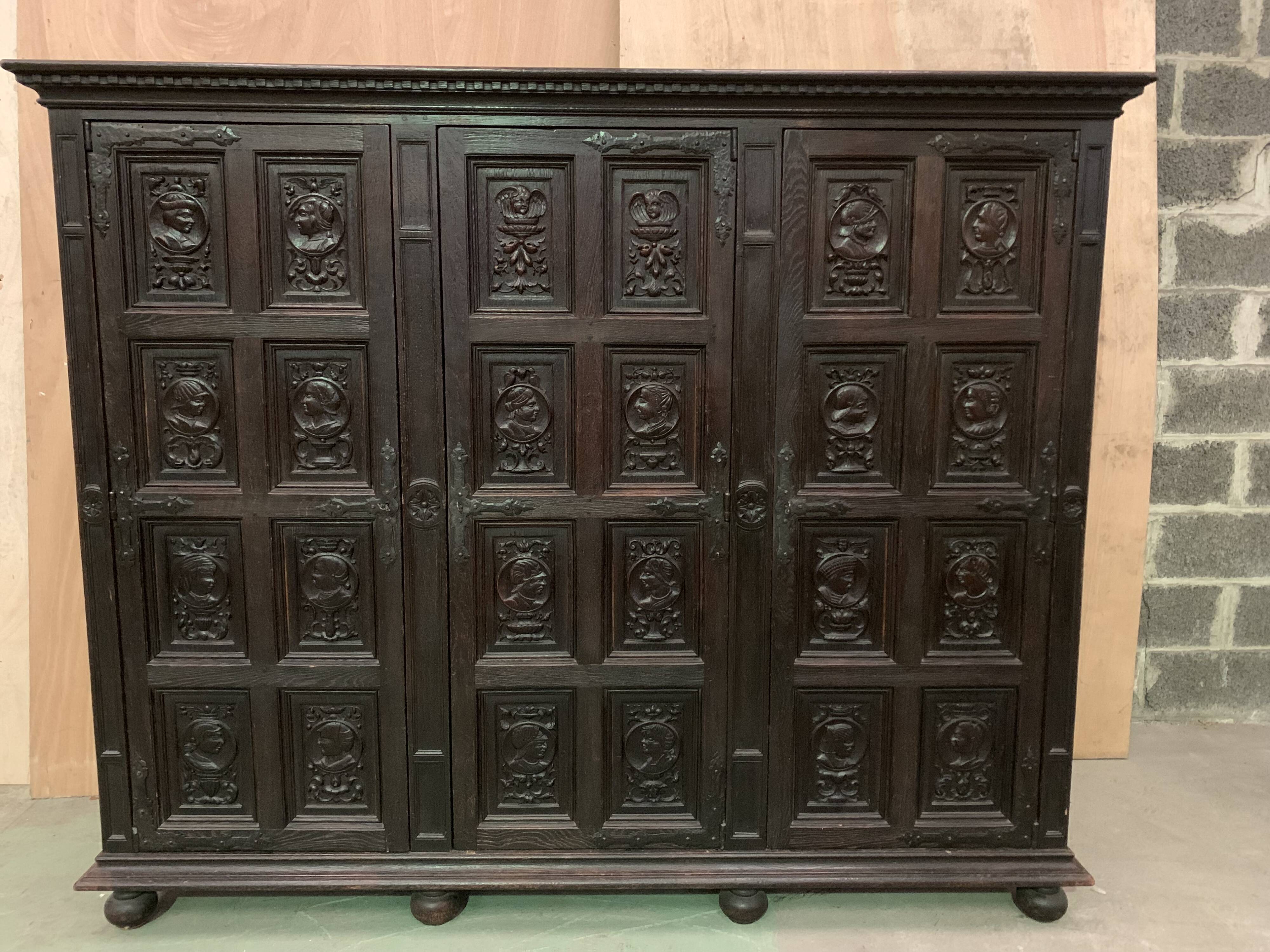 Meuble de rangement a trois portes de style Renaissance XX siècle