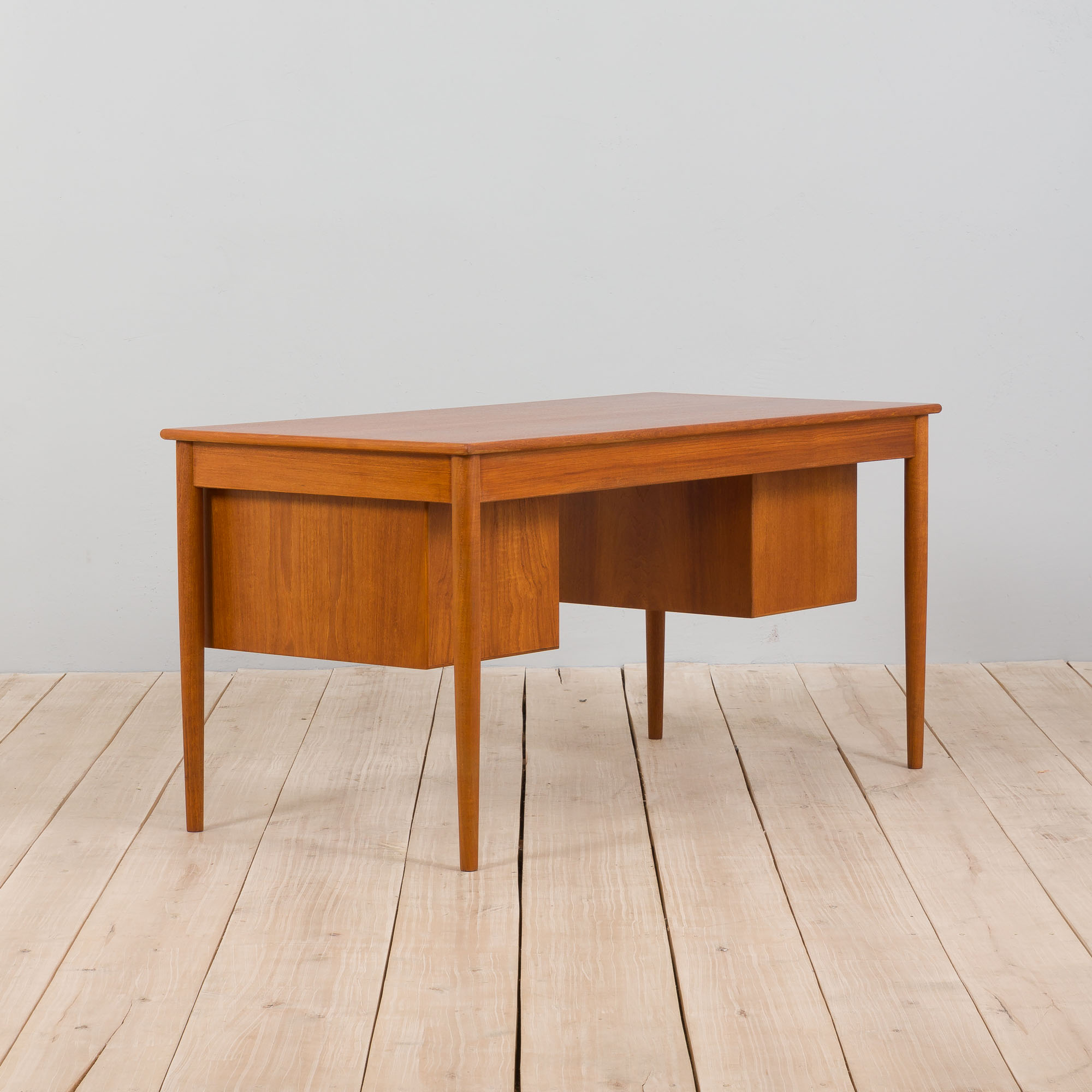 Danish Teak Model 130/1 Desk by Børge Mogensen for Søborg Møbelfabrik, freestanding 1950s