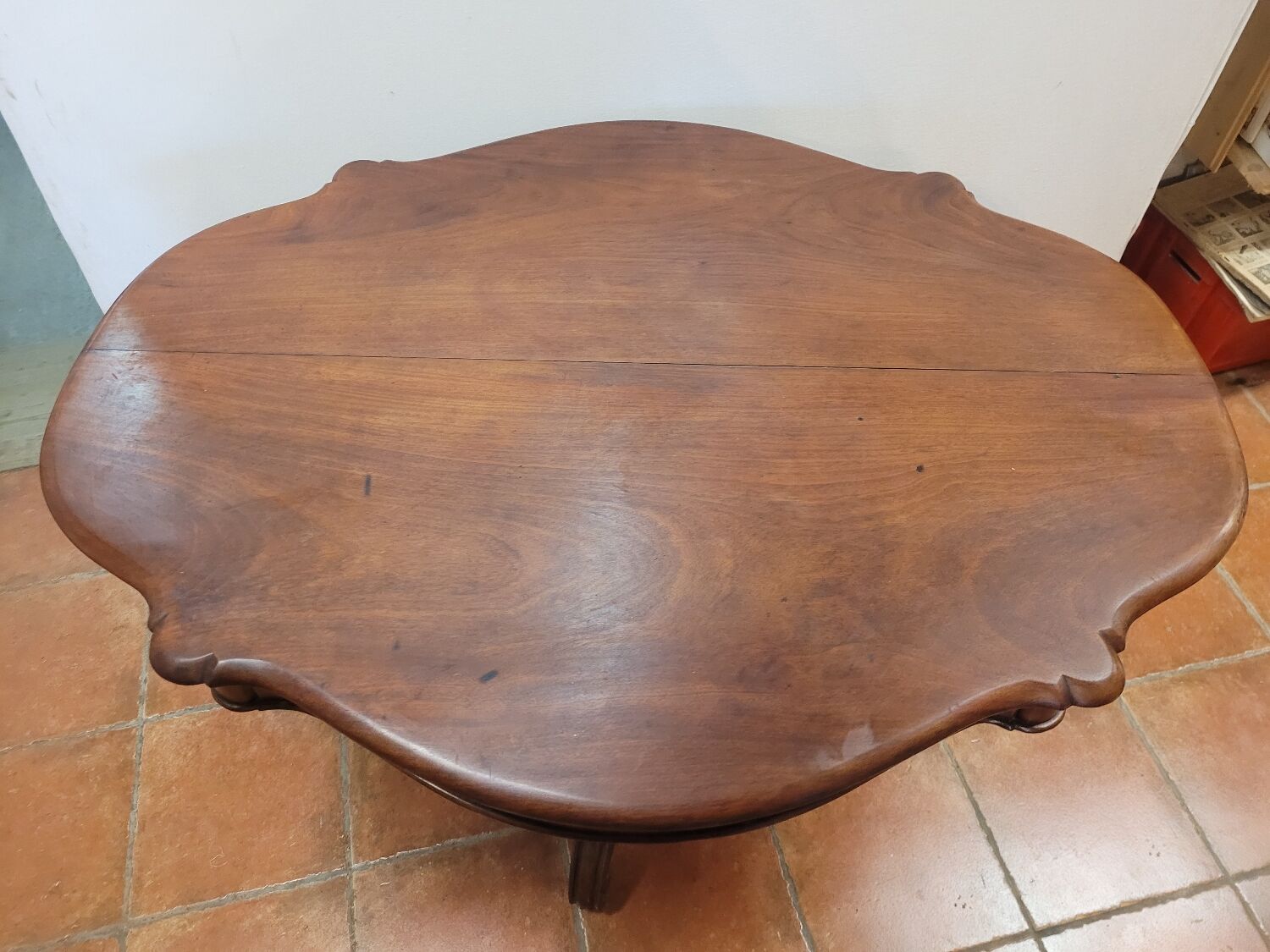 Mahogany gueridon with 1 extension cord