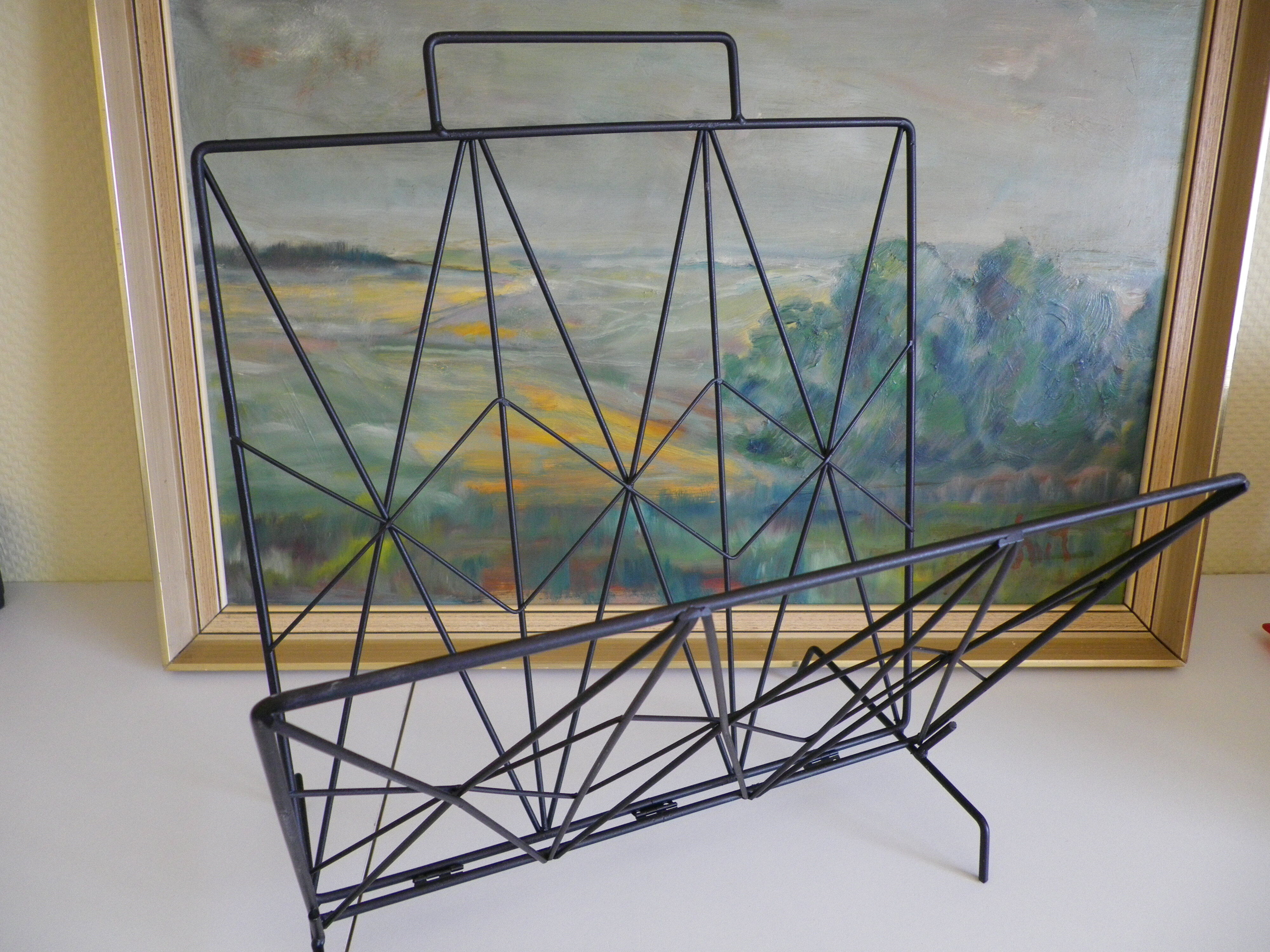 Magazines rack with very fine black metal geometric
