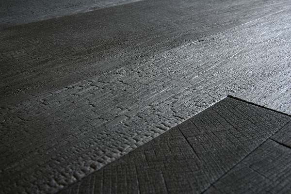 Table basse chêne massif finition bois brûlé — shou-sugi-ban