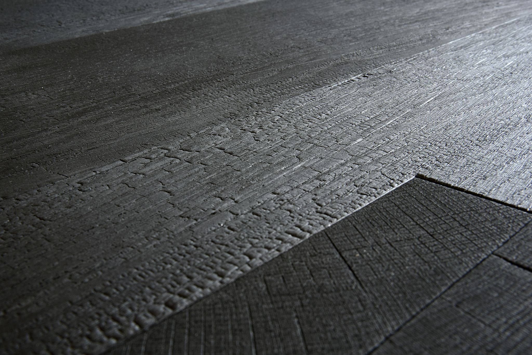 Table basse chêne massif finition bois brûlé — shou-sugi-ban