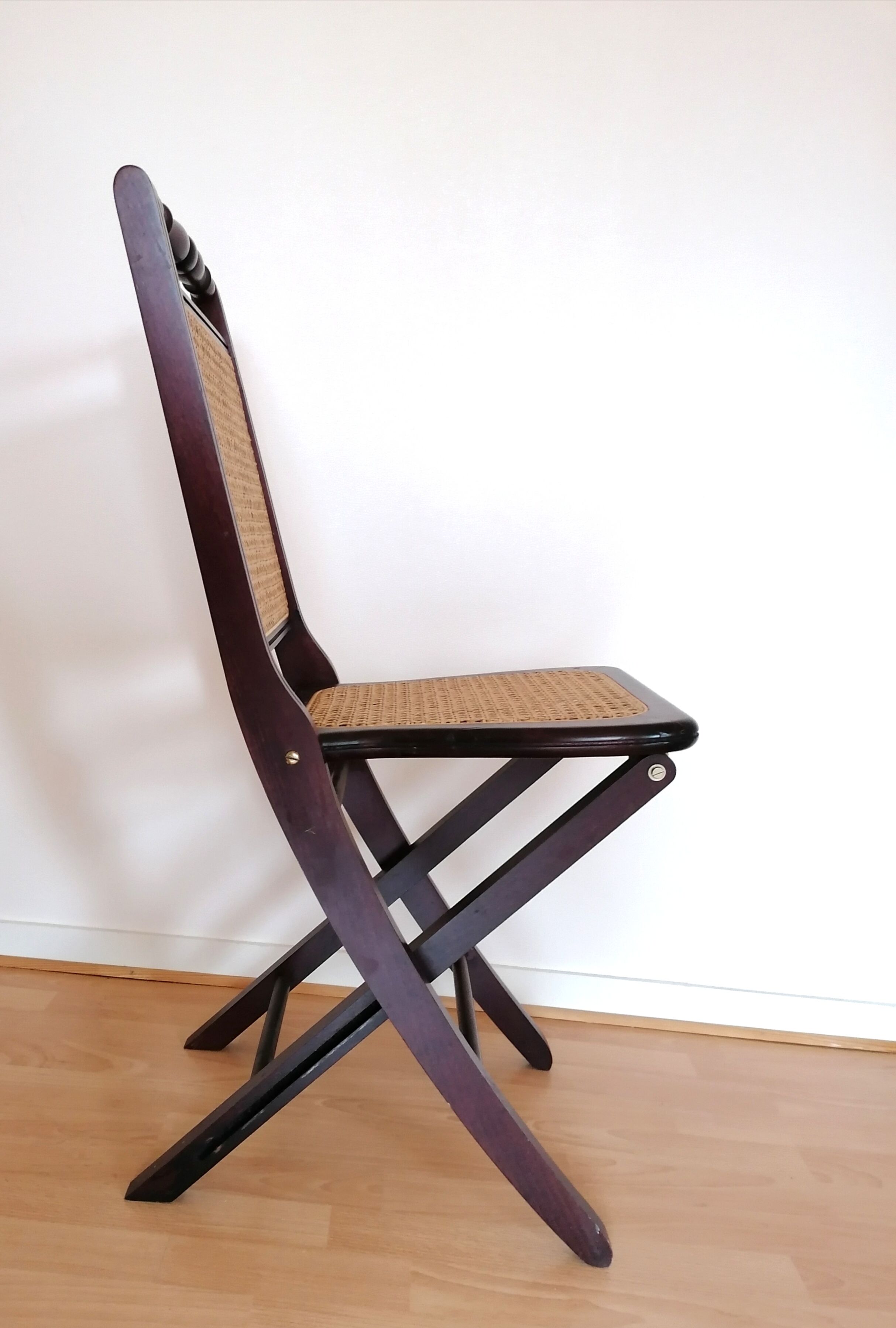 4 folding chairs canned
