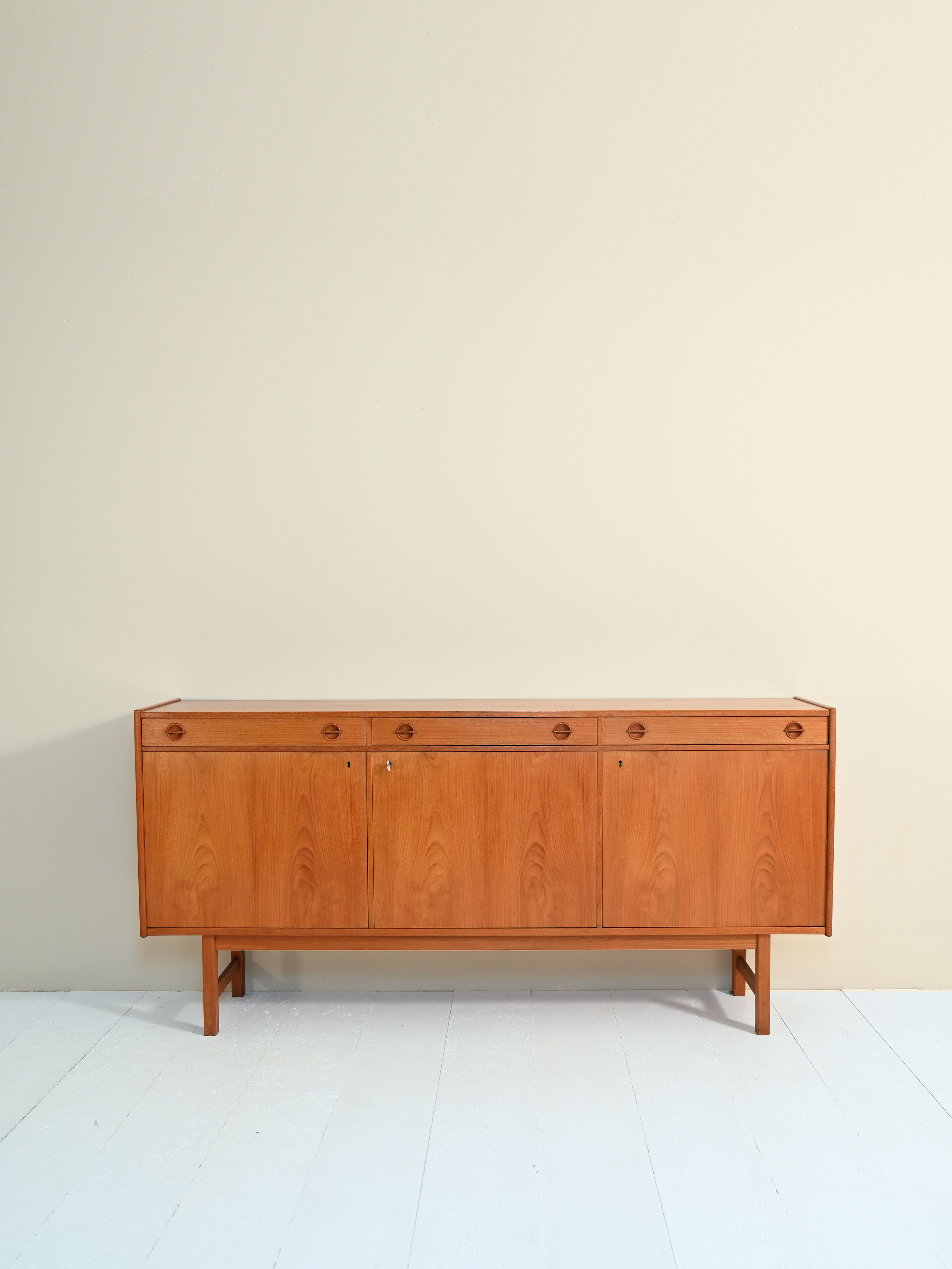 Buffet scandinave avec trois tiroirs