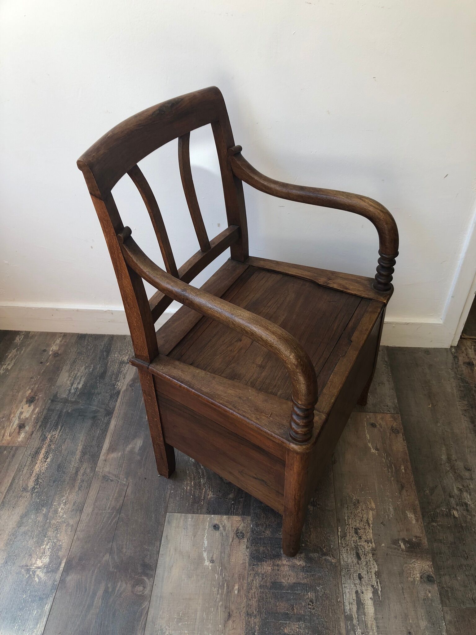 Pierced chair XIX in walnut