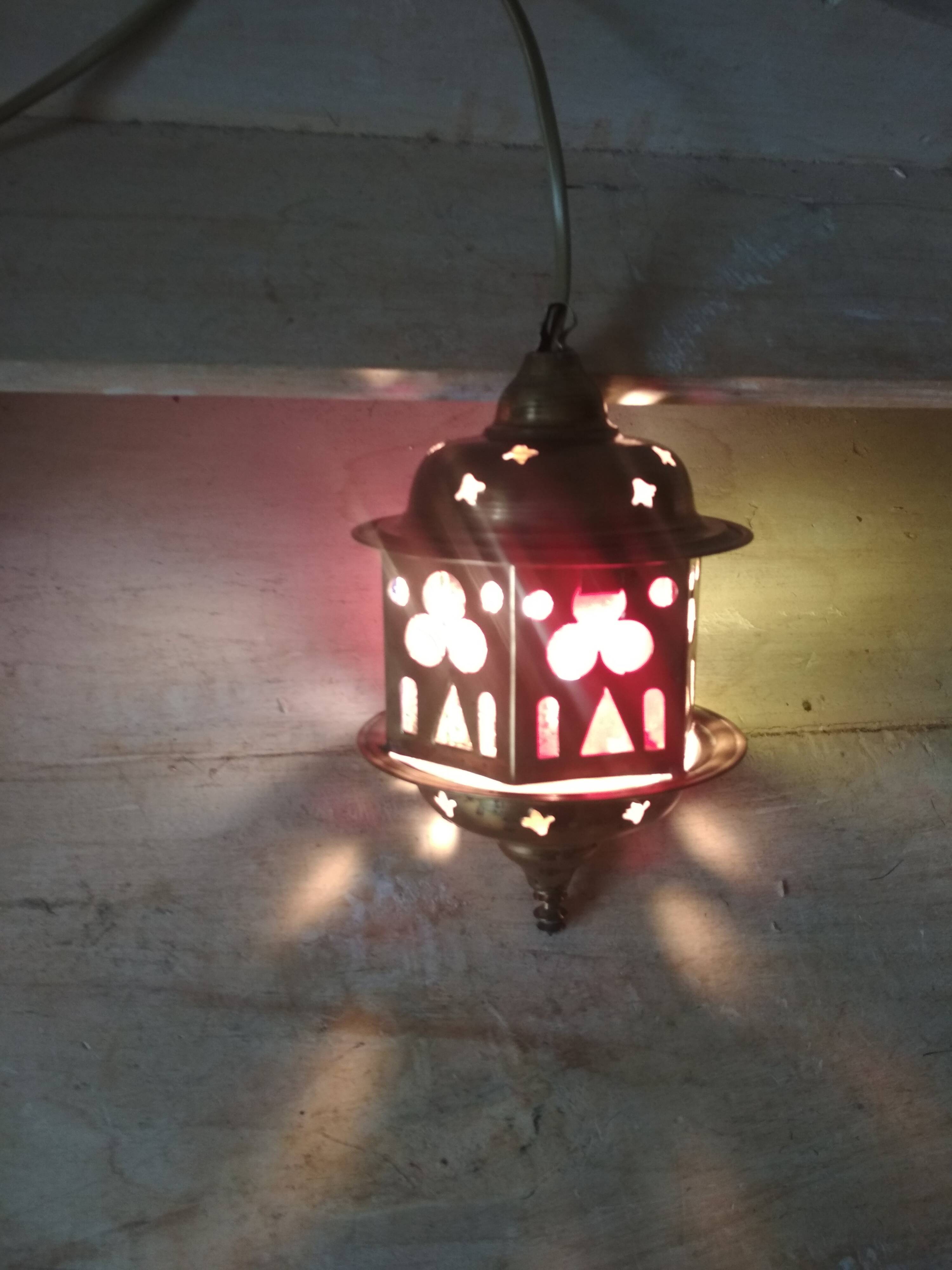 Suspension lantern in moucharabieh brass, colored windows