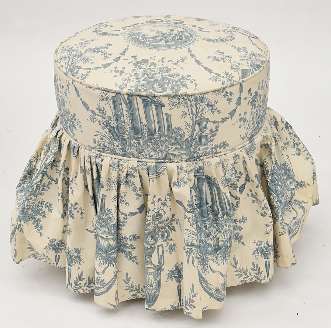 Toad armchair and its ottoman