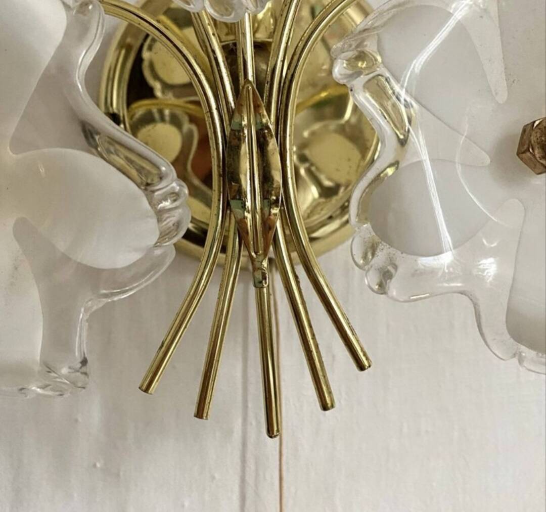 Pair of Italian floral wall lights in opaline glass, Murano style.