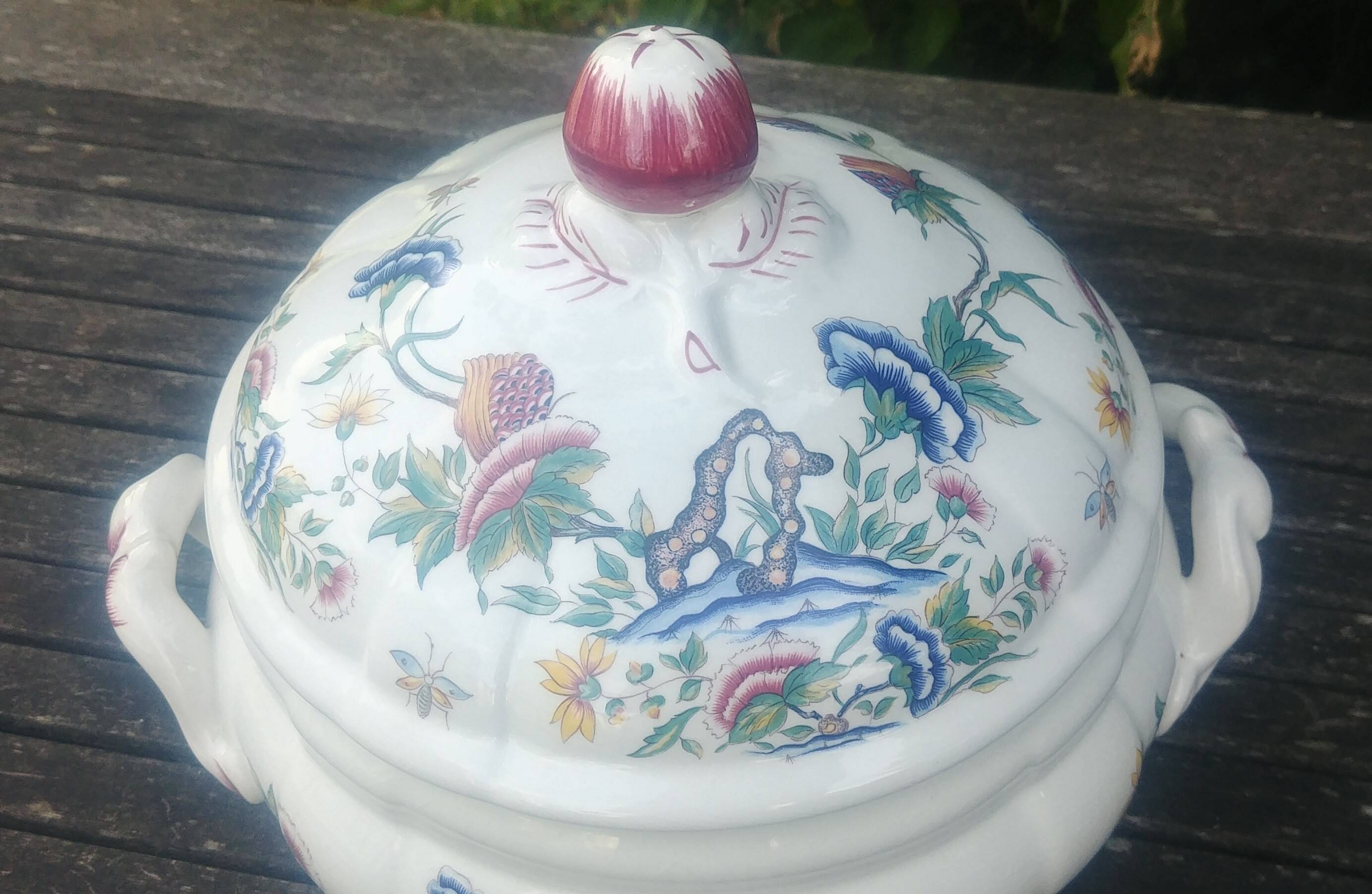 Large porcelain soup tureen from the Sarreguemines earthenware factory, Rouen model