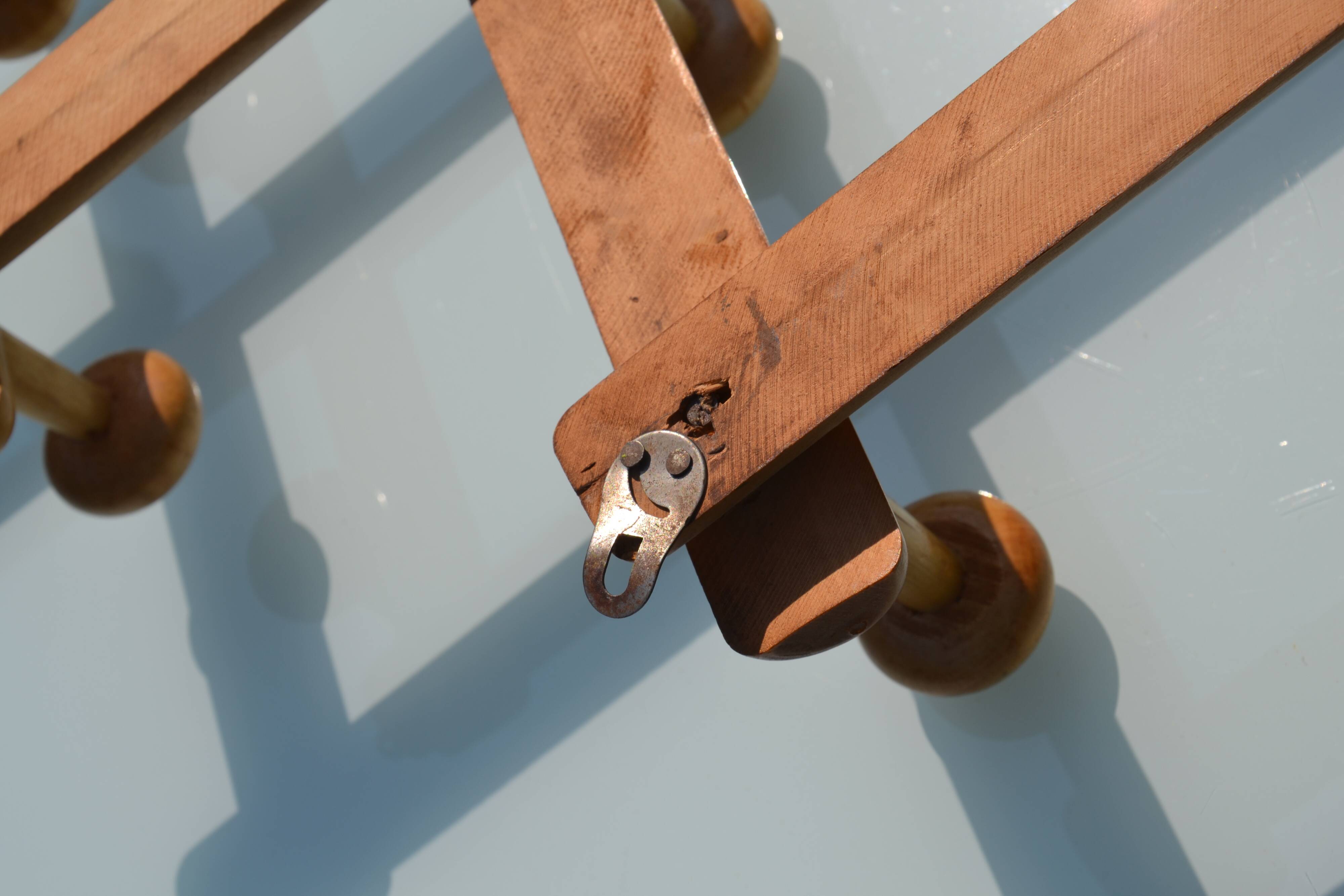 Porte-manteau mural extensible en pin