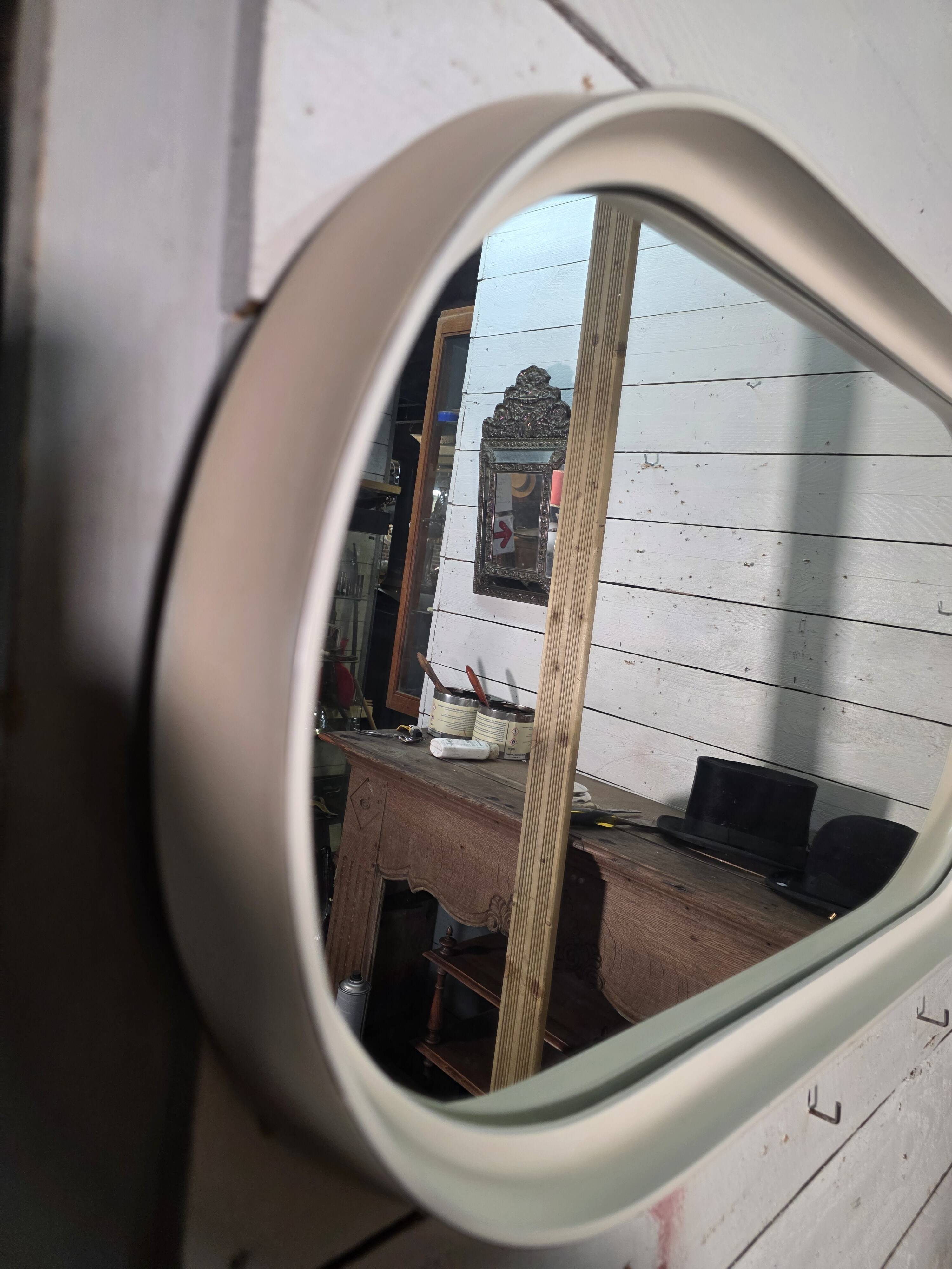 Oval mirror in white lacquer from the 1970s.