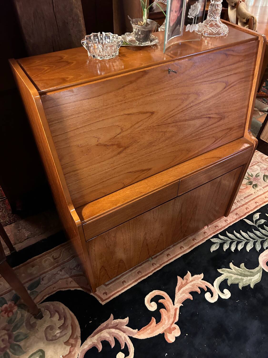 Bureau en teck MCM des années 1960