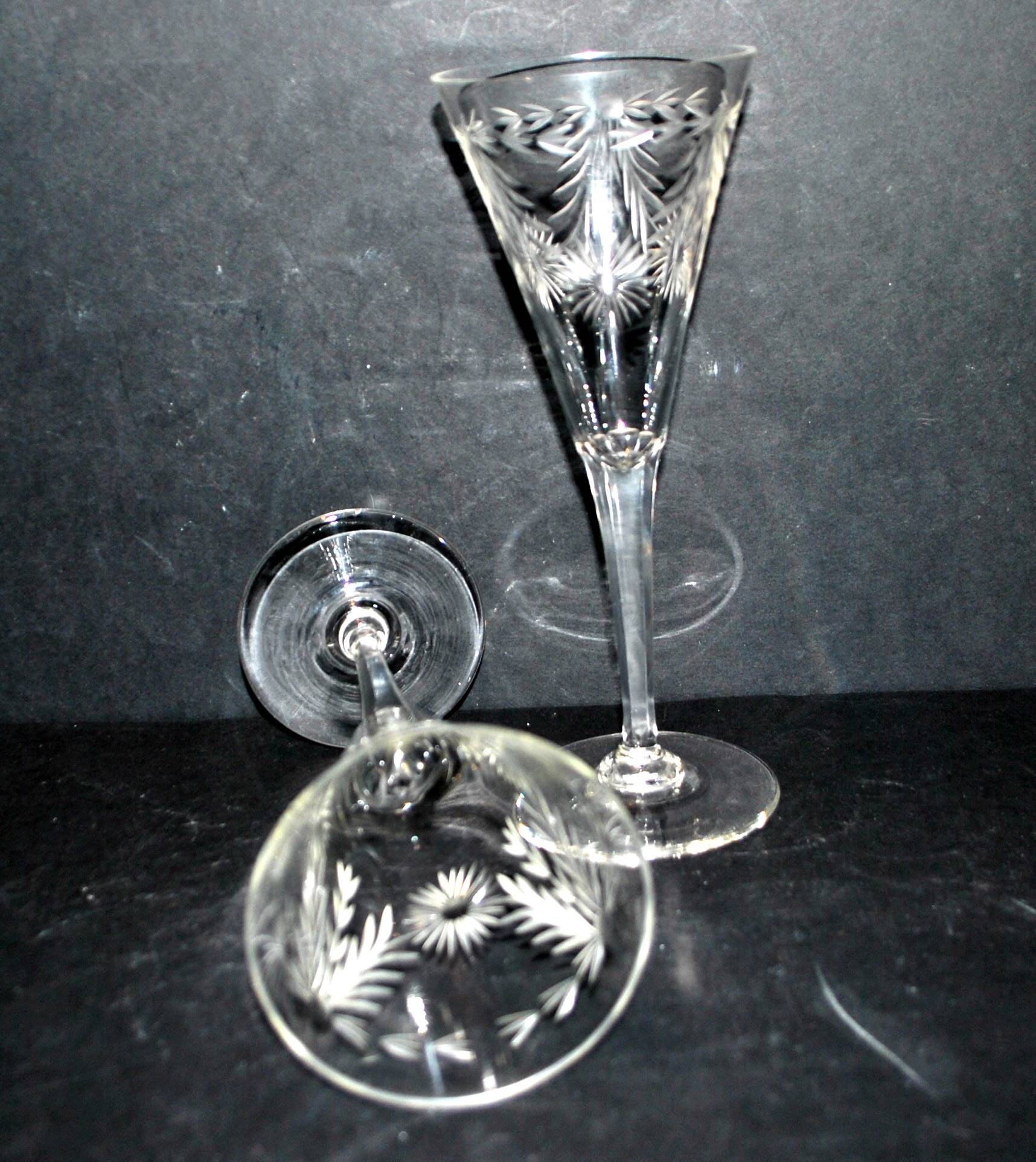 Set of 2 Roemer wine glasses in Saint-Louis crystal? engraved with the garland wheel 1900 H20cm