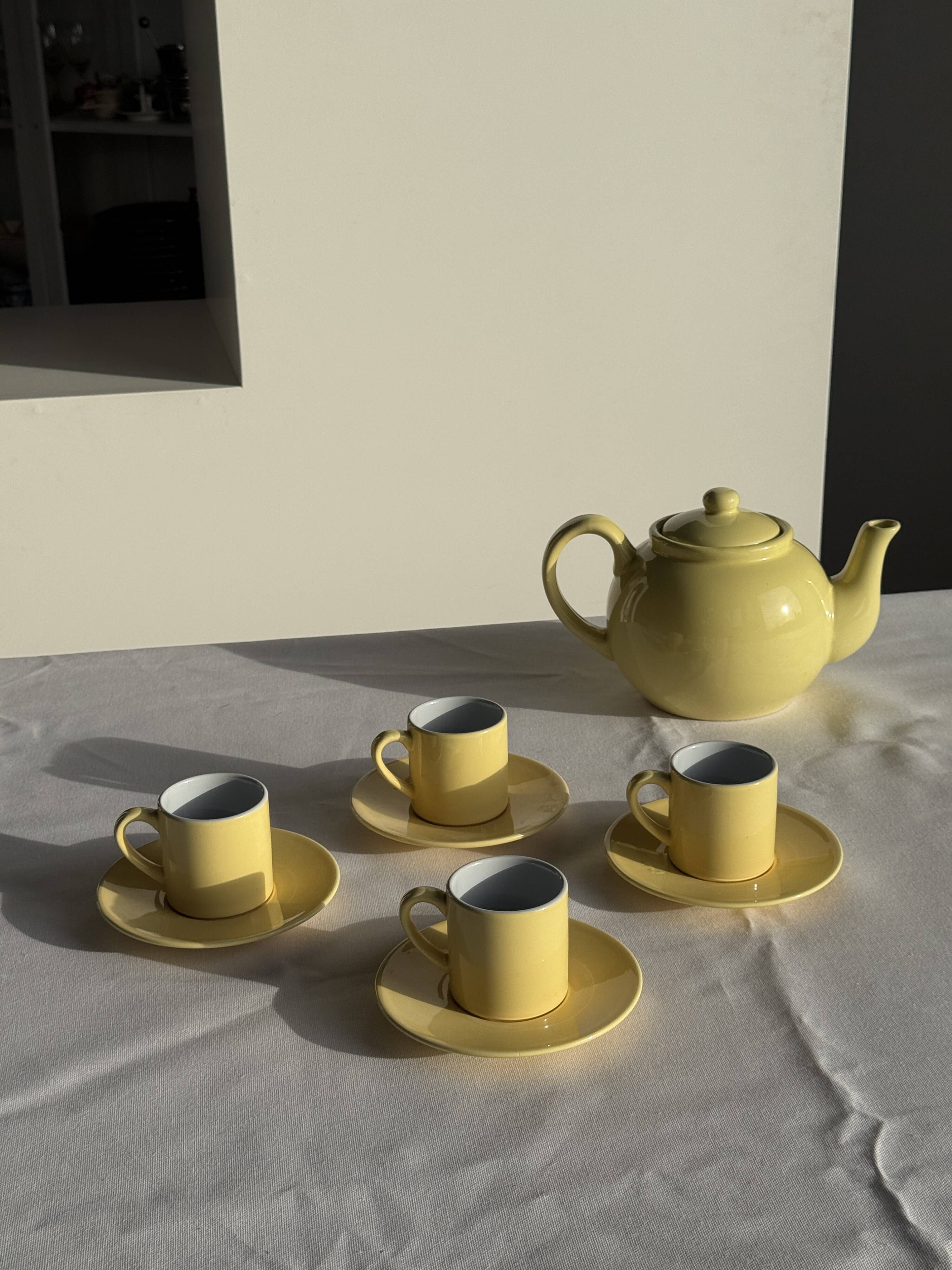 Set of 4 vintage yellow Italian espresso cups and saucers.