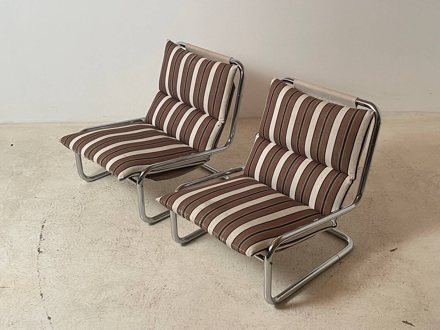 Paire de chauffeuses cantilever 1970