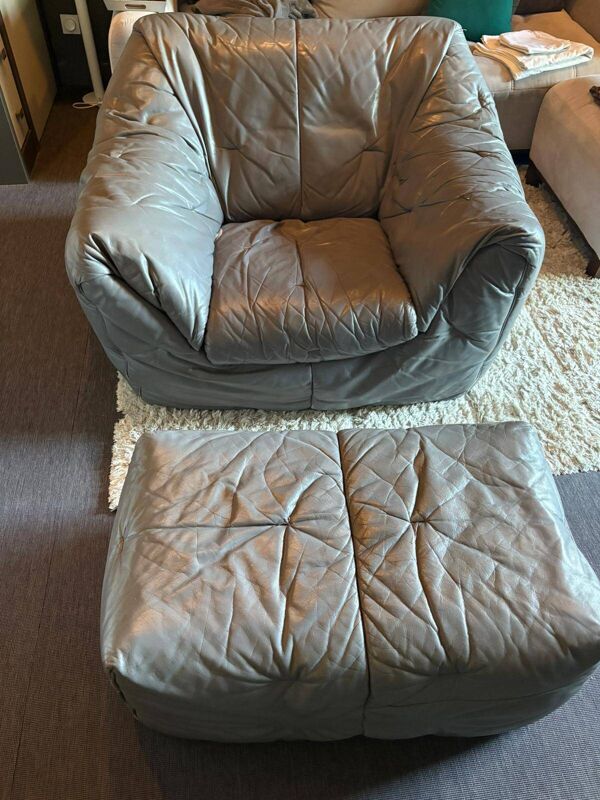 Fauteuil et pouf gamme sloop de ligne roset en cuir gris