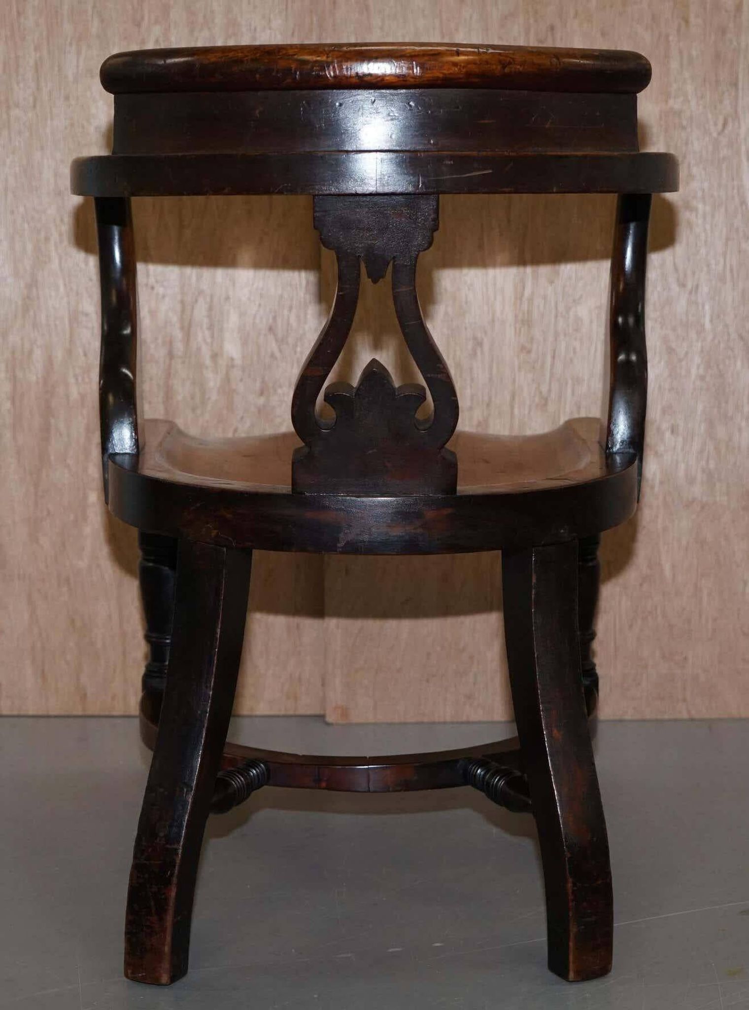 Chaise de capitaine victorienne en noyer d'Eton College