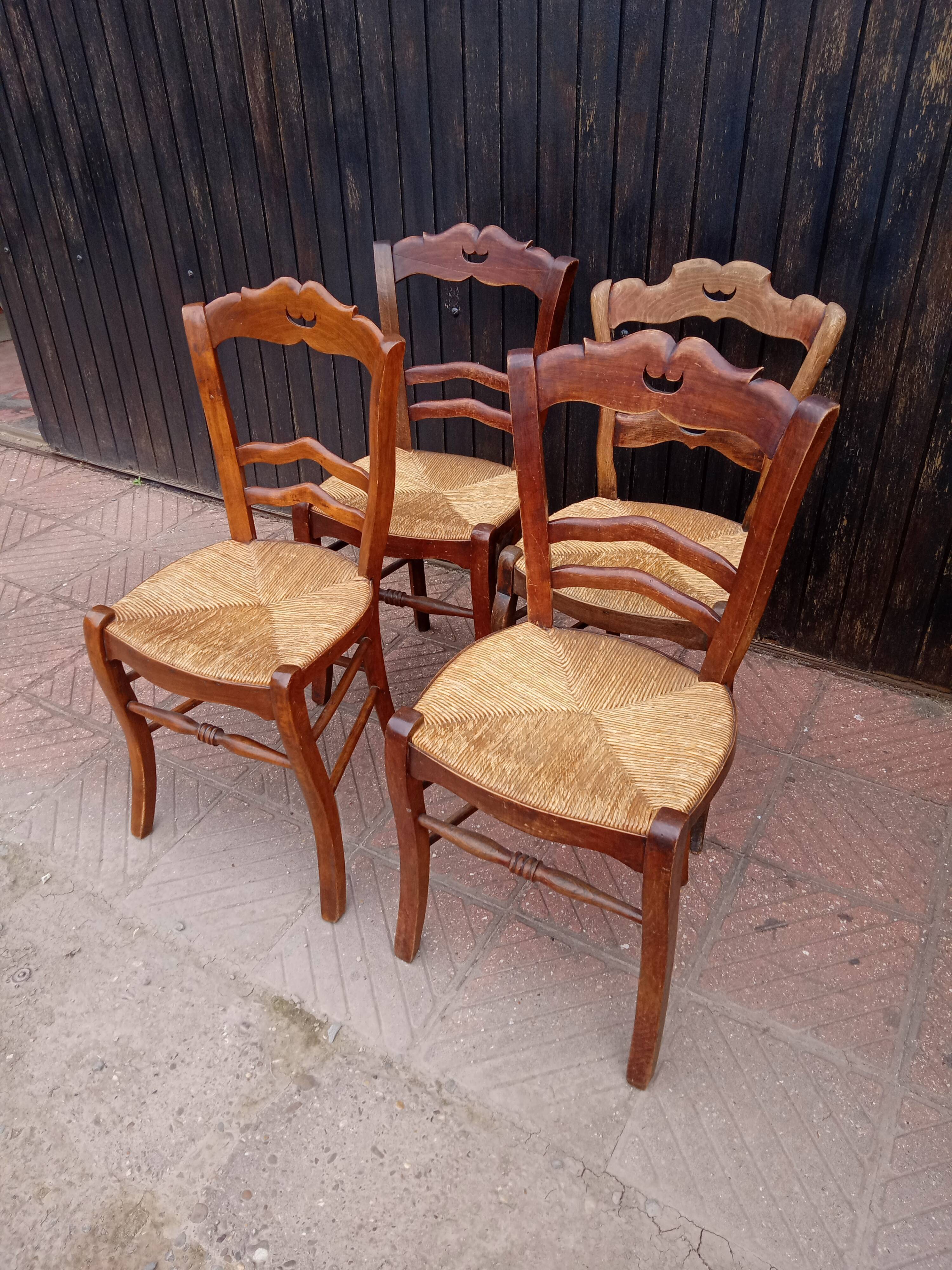4 mulched chairs