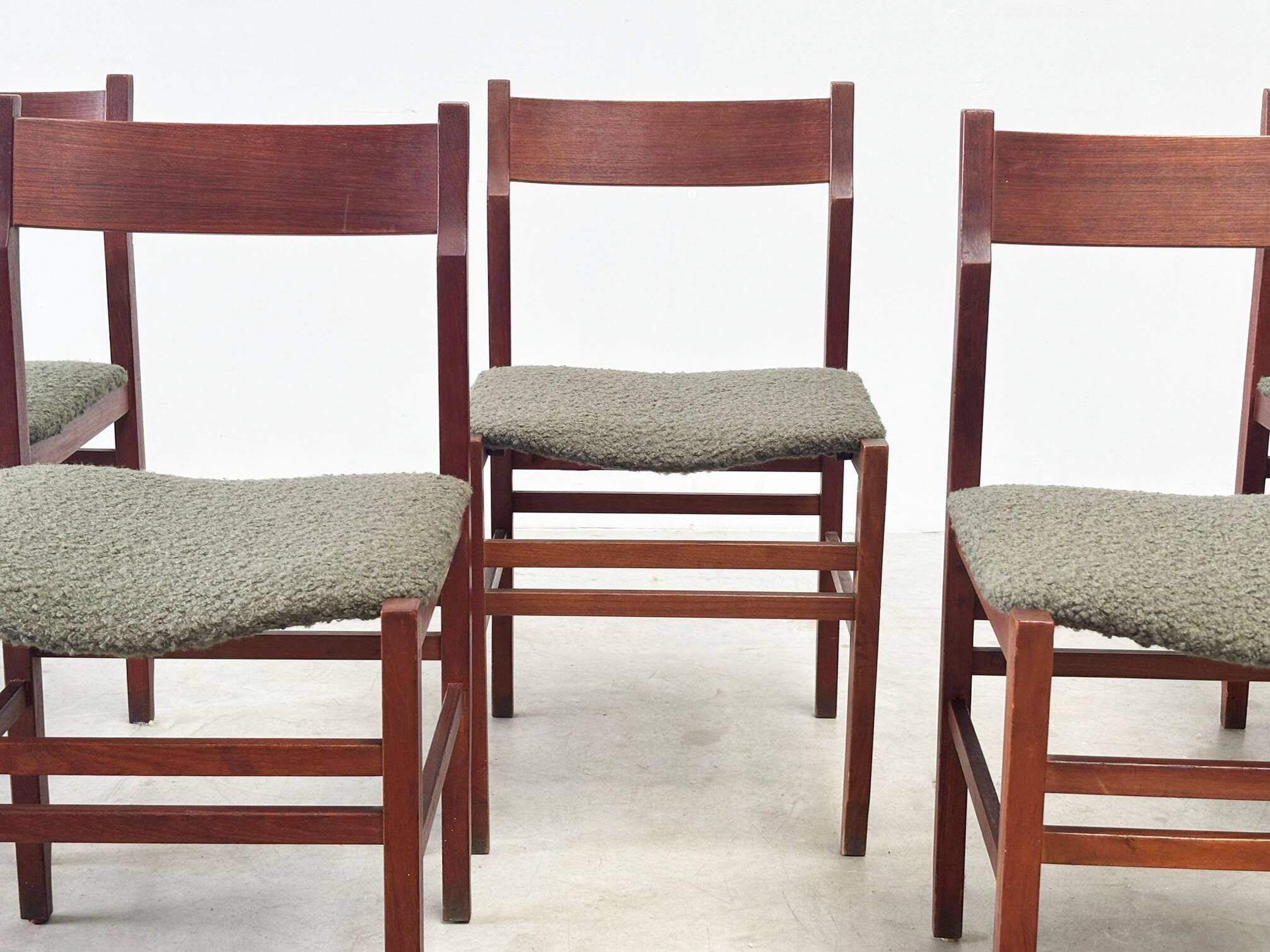 Ensemble de six élégantes chaises de salle à manger italiennes