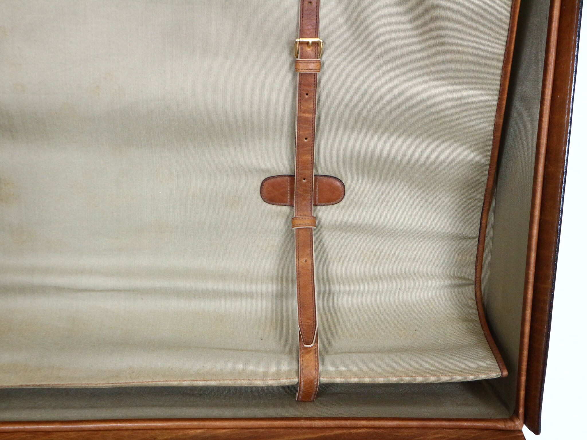 Set three vintage leather suitcases