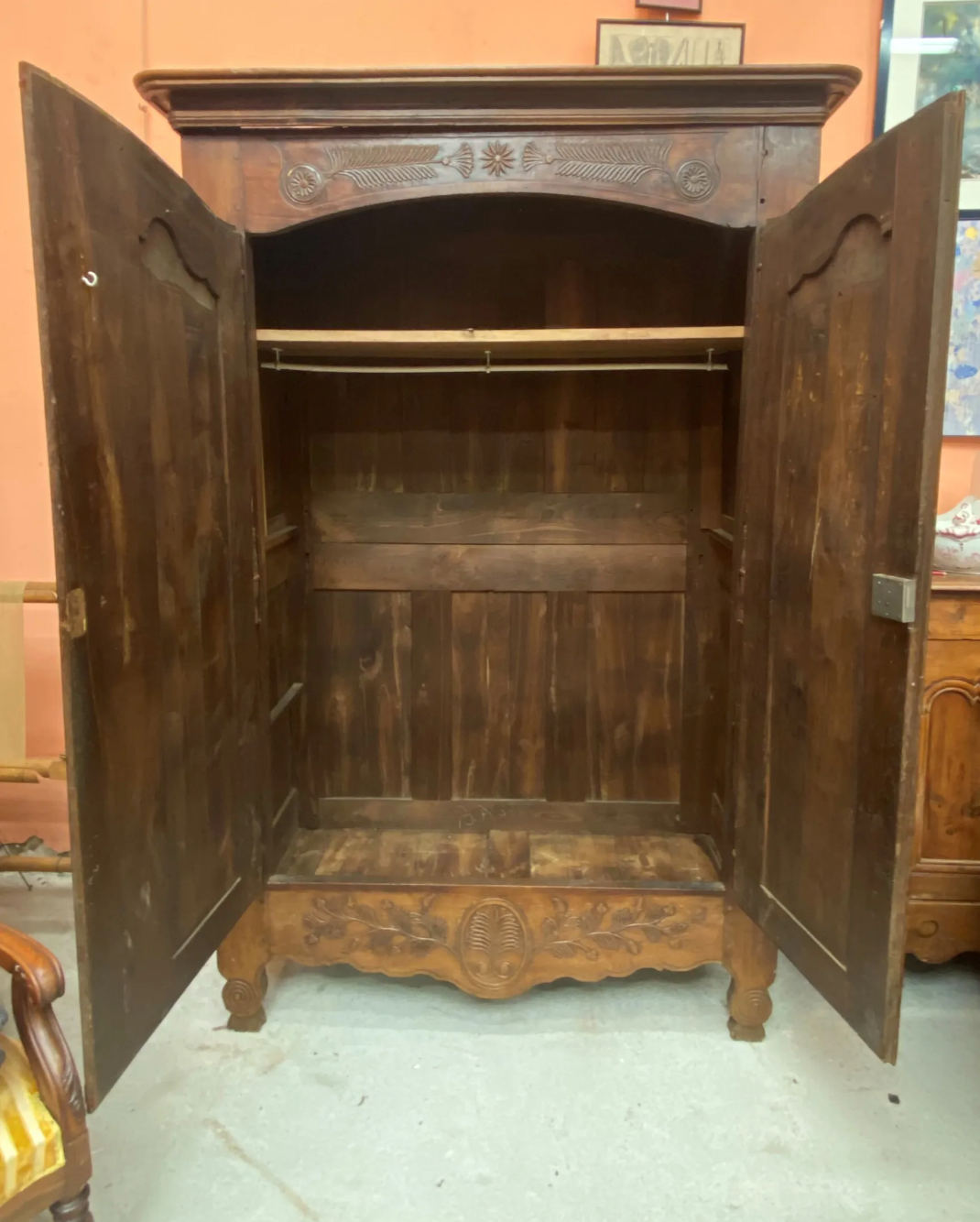 Armoire à linge ancienne noyer mouluré et sculpté XVIIIème siècle travail ancien parisien rustique