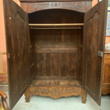 Armoire à linge ancienne noyer mouluré et sculpté XVIIIème siècle travail ancien parisien rustique