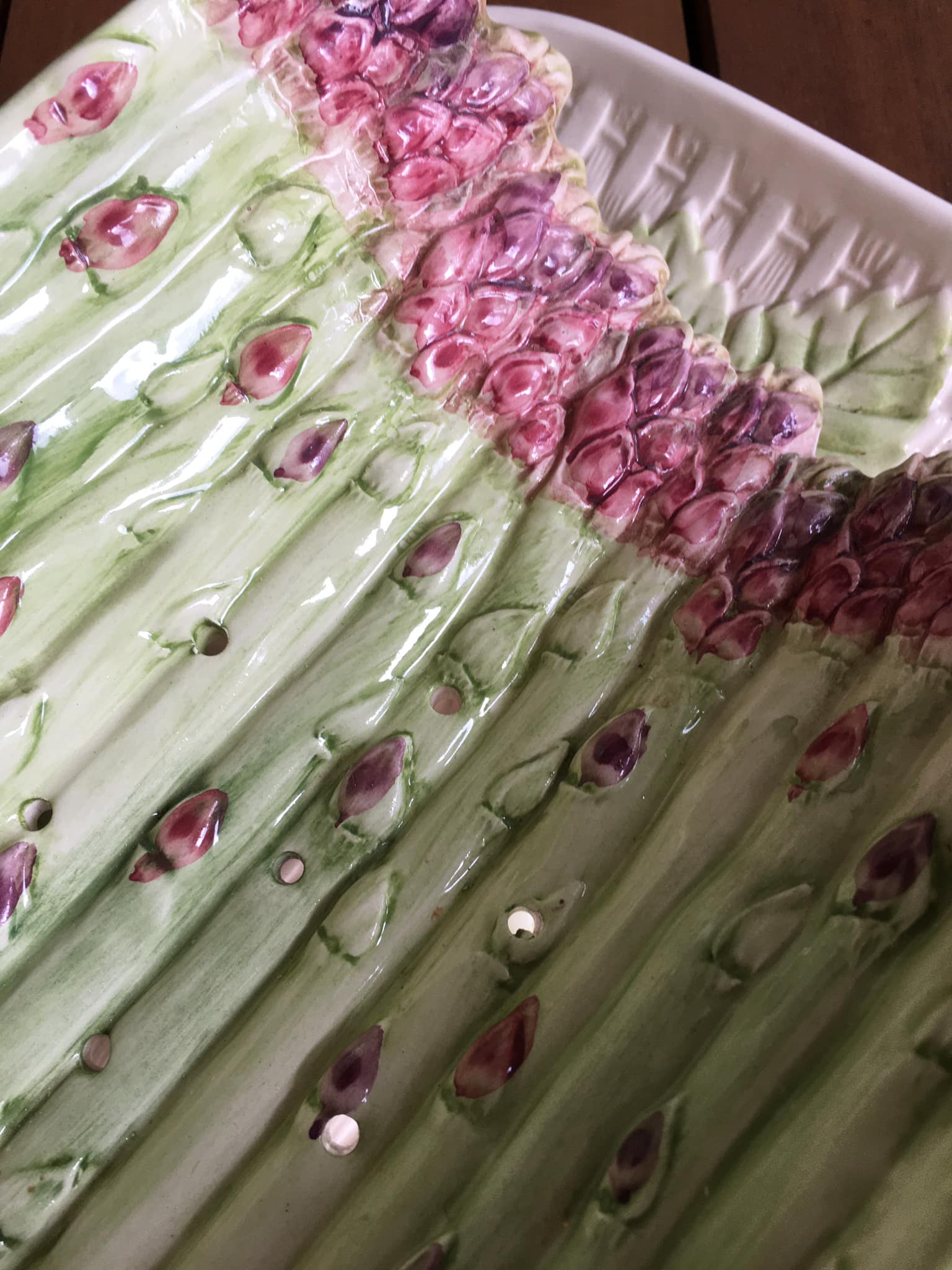 Service à asperges composé d’un plat et son égouttoir en barbotine. Estampillé FG
