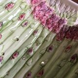 Service à asperges composé d’un plat et son égouttoir en barbotine. Estampillé FG