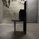 Chaise sculpturale en chêne room studio primitive et moderne