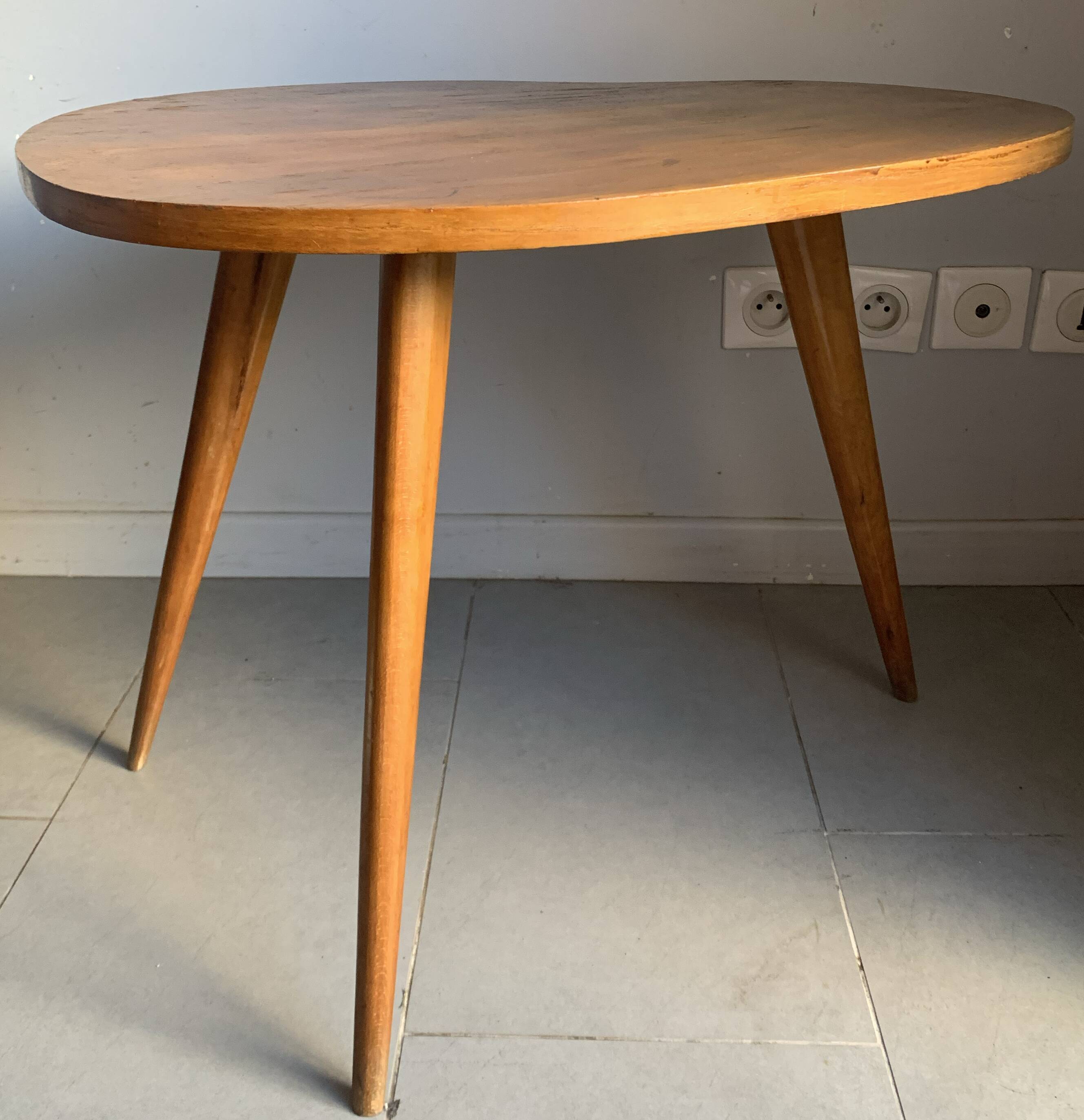 Table basse haricot tripode en chêne, années 50