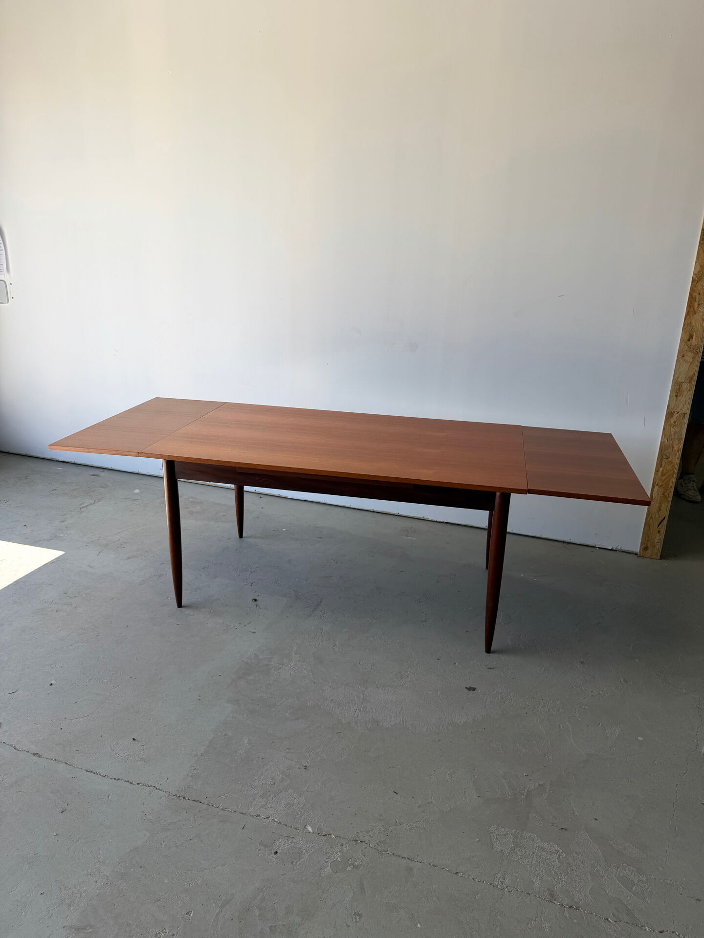Rectangular extendable dining table with Scandinavian design in teak.