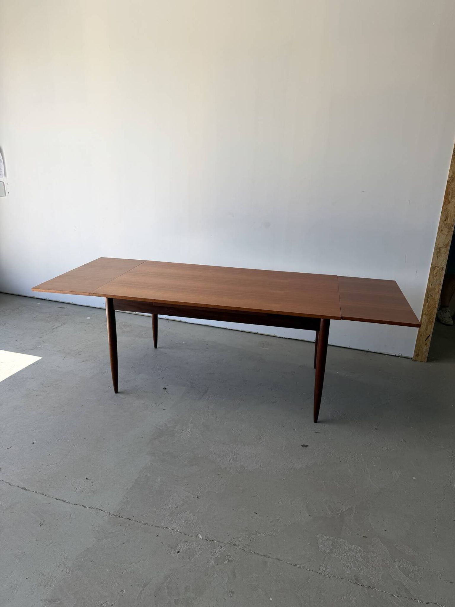 Table à manger rectangulaire à rallonges design scandinave en teck