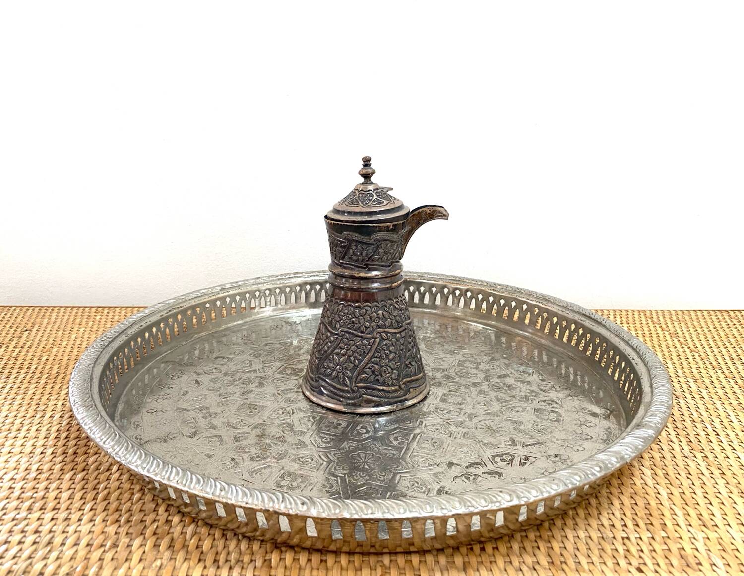 Grand plateau traditionnel oriental en métal argenté