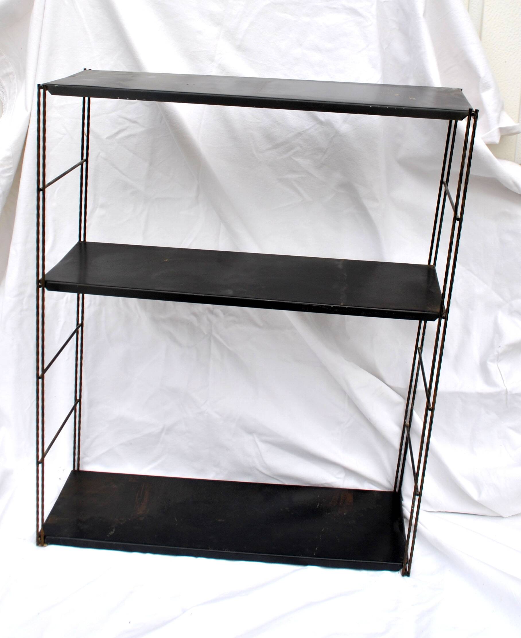Etagère string moderniste modulable en fer forgé et tôle noir, 1950-1960