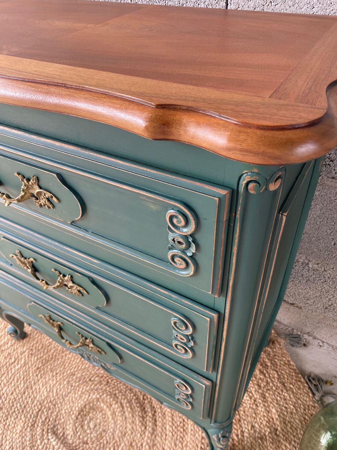 Commode bois massif relookée vert sapin patiné et bois