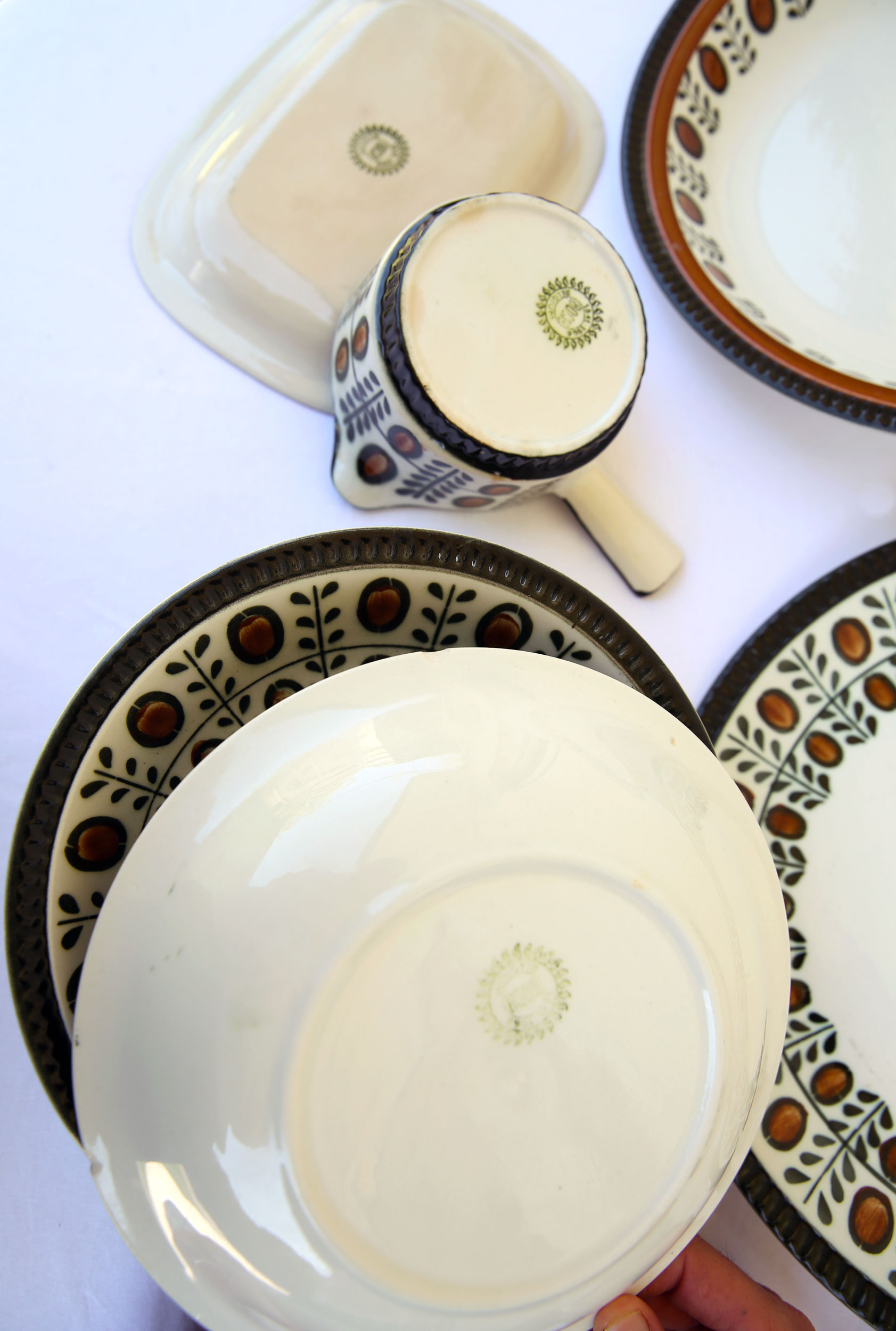 Lot of 2 dishes, 7 hollow plates, ramekin and sausage Boch Belgium, Nut collection