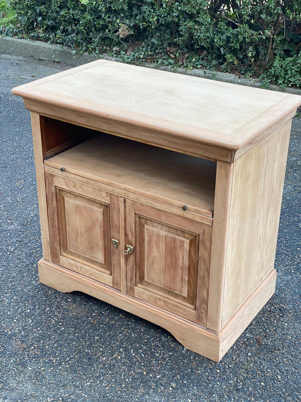 Buffet Louis Philippe deux portes meuble TV rénové en bois massif merisier brut