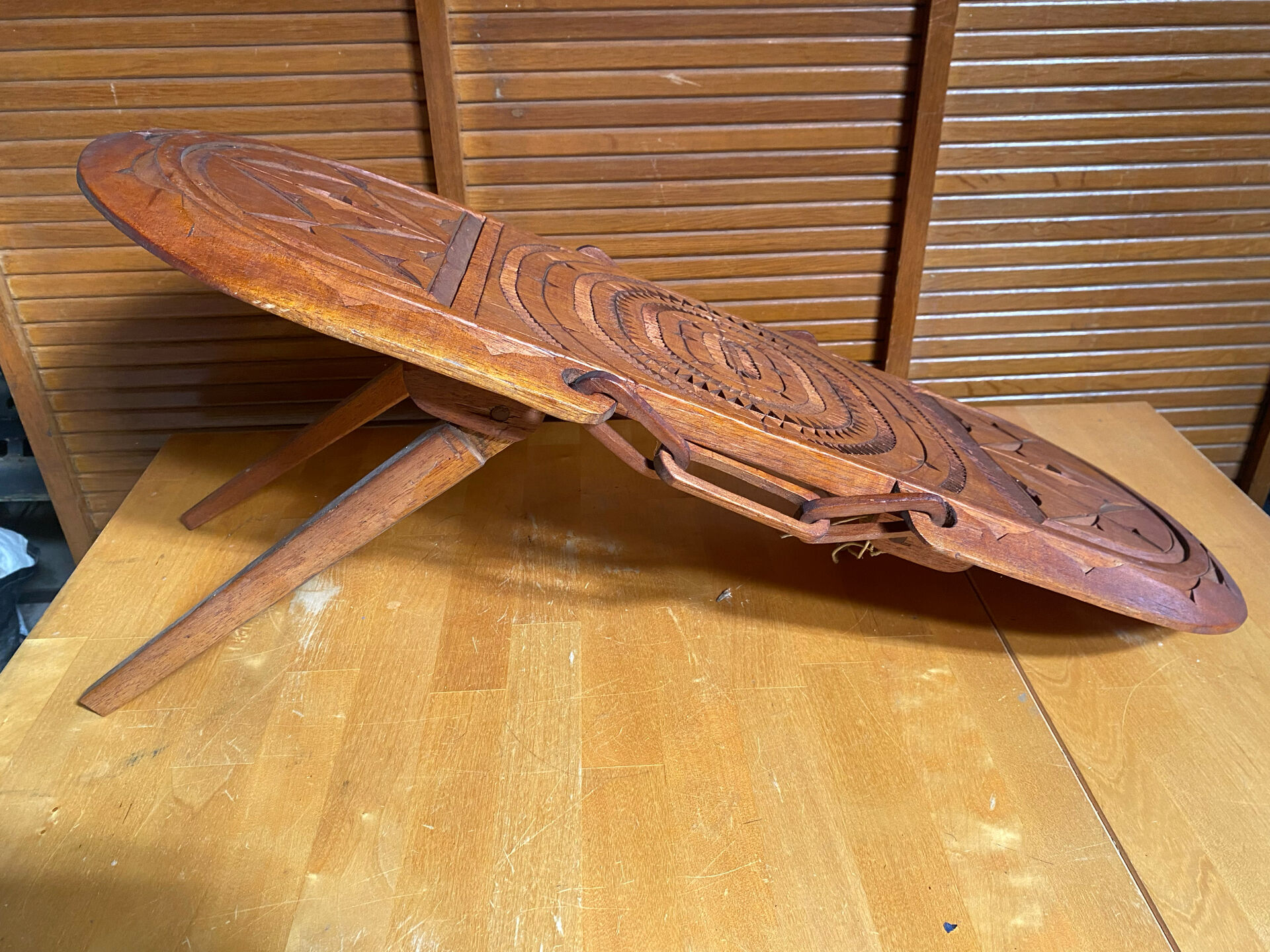 Table Basse Ancienne Guyane Bois Exotique Sculpté Pieds Pliables Vinta