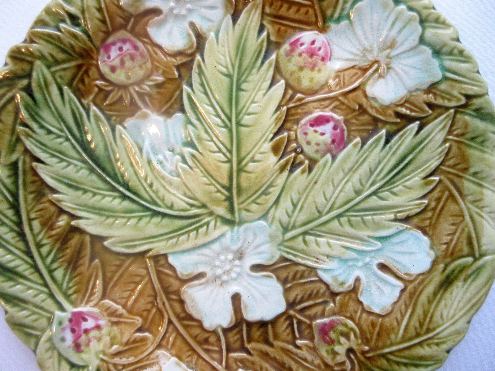 Assiette en barbotine Onnaing fraises fleurs et feuilles de fraisier