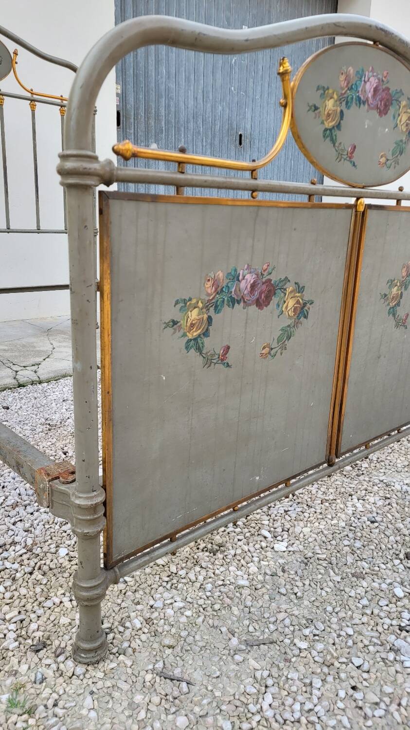 Cast iron bed decorated with flowers from the 19th century