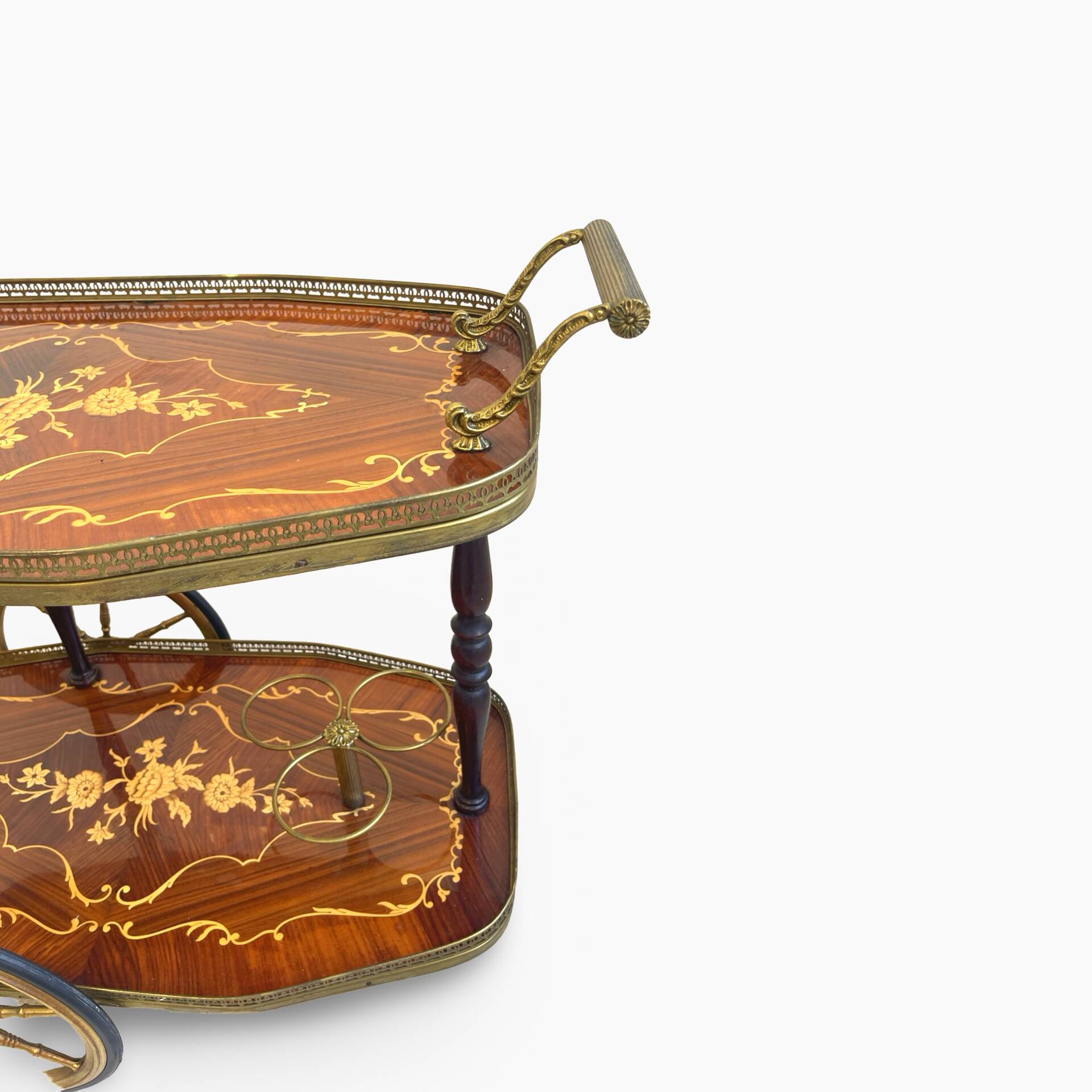 Chariot de bar en marqueterie de style Hollywood Regency italien présente des motifs floraux complexes.