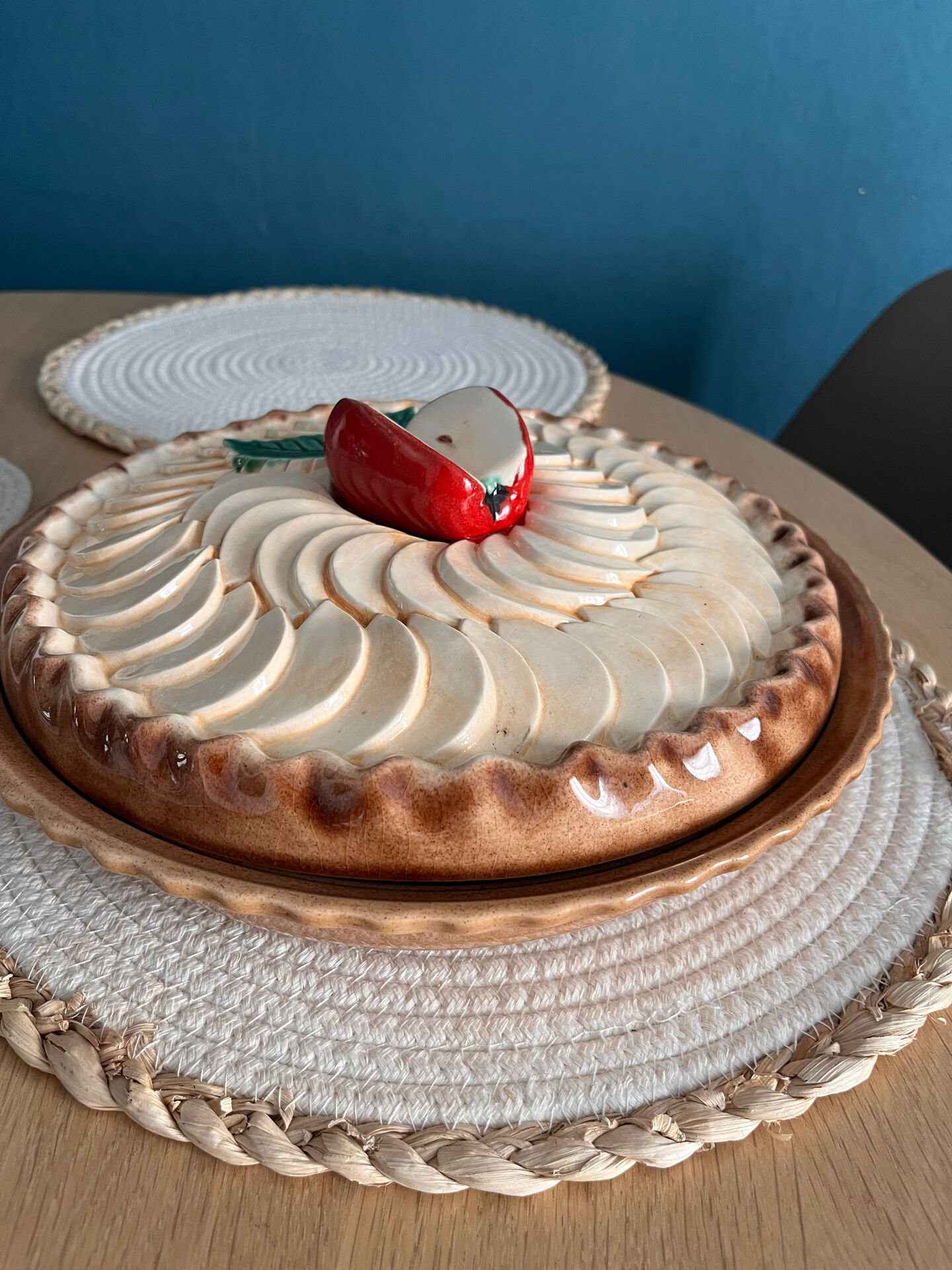 Vintage pie dish in barbotine apple pie Silea