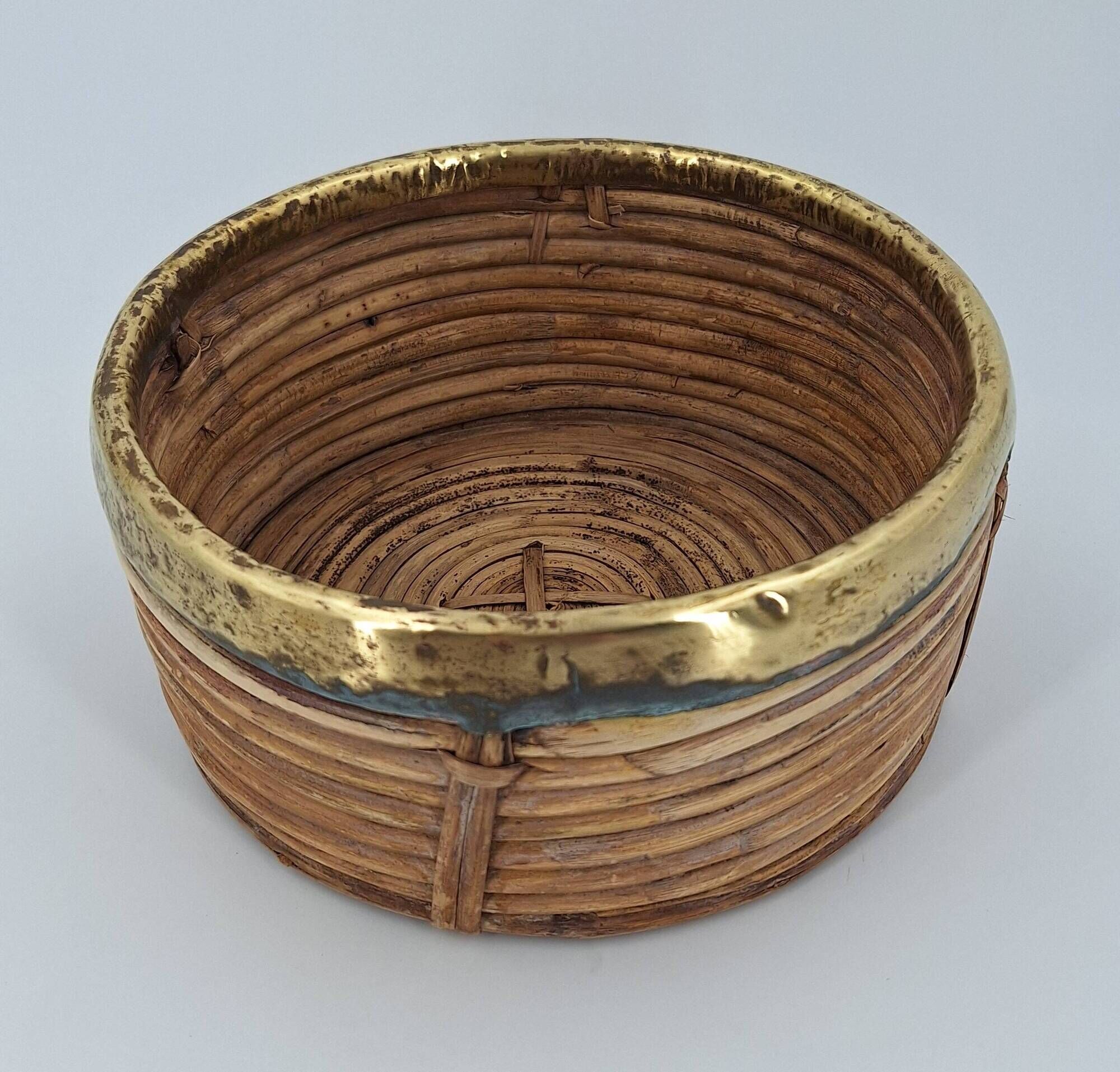 Cache-pot en rotin cerclé de laiton vers 1960 DLG Gabriella Crespi