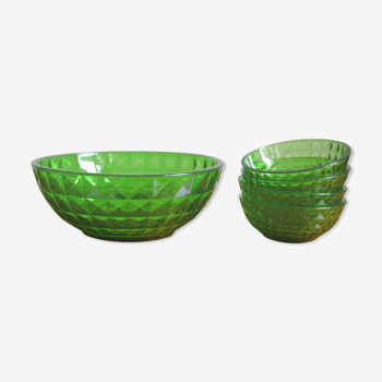 Lot de 4 coupes et un saladier en verre moulé vert