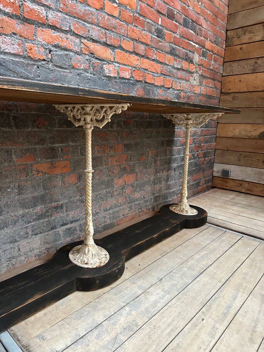 Decorative console table in cast iron and wood
