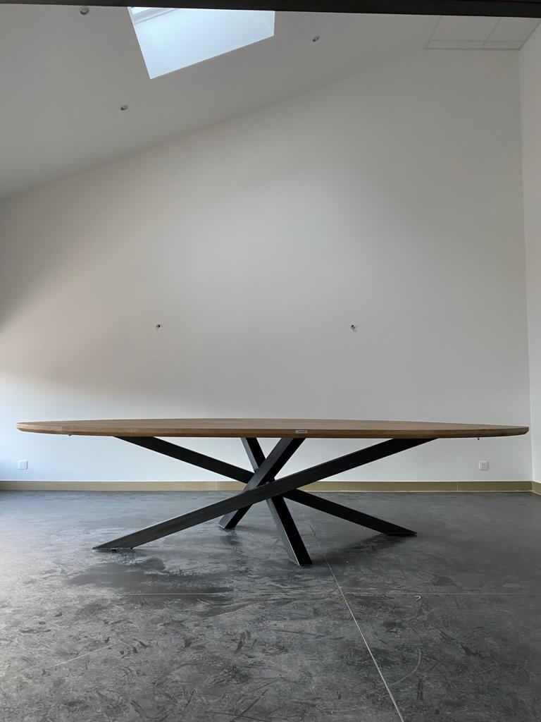 Oval table in solid oak refined edges with central foot in black metal