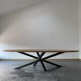 Table ovale en chêne massif bords affinés avec pied central en métal noir