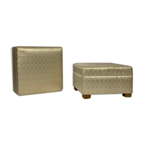 Paire de poufs en soierie dorée